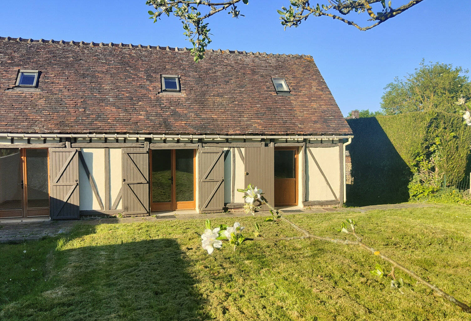 A 5 MN DE BEAUVAIS, TRES  BELLE LONGERE  RENOVEE  EN COLOMBA — photo 1