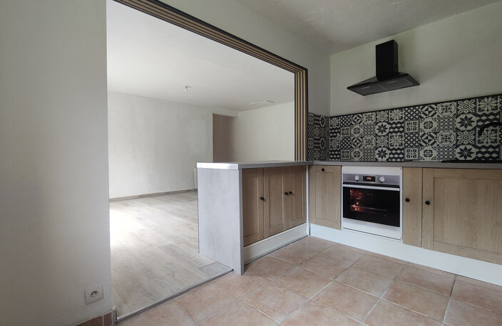 A 5 MN DE BEAUVAIS, TRES  BELLE LONGERE  RENOVEE  EN COLOMBA — photo 2