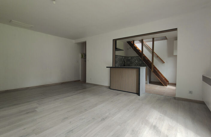 A 5 MN DE BEAUVAIS, TRES  BELLE LONGERE  RENOVEE  EN COLOMBA — photo 4