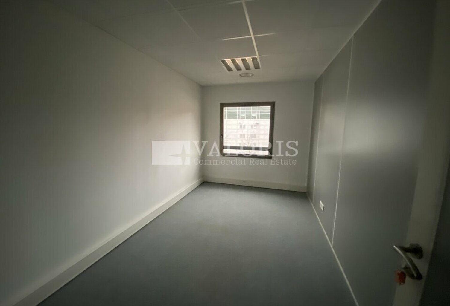 BUREAUX à LOUER — photo 1