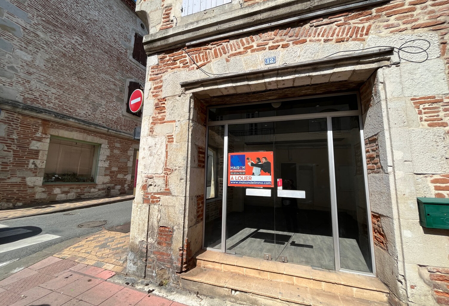 Villeneuve sur Lot, rive gauche, dans une rue proche du centre ville, en ANGLE, local commercial de 35 m², lumineux. Première pièce d'accueil de 24 m², bureau avec fenêtre de 8 m², WC. Les informations sur les risques auxquels ce bien est exposé sont disp — photo 1