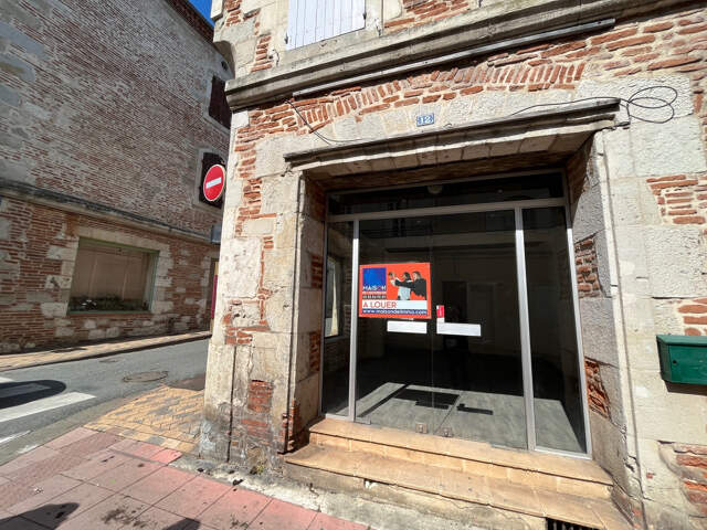 Villeneuve sur Lot, rive gauche, dans une rue proche du centre ville, en ANGLE, local commercial de 35 m², lumineux. Première pièce d'accueil de 24 m², bureau avec fenêtre de 8 m², WC. Les informations sur les risques auxquels ce bien est exposé sont disp — photo du bien