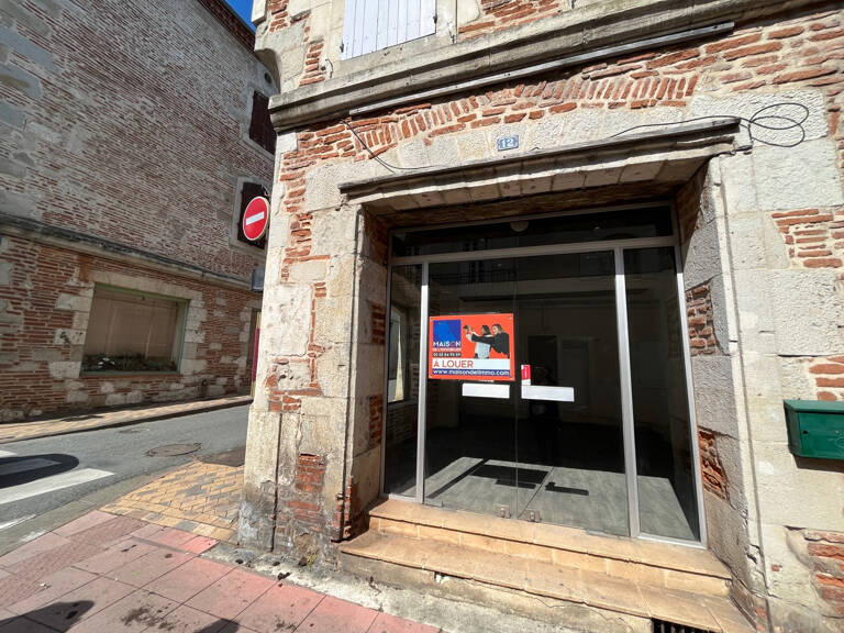 Villeneuve sur Lot, rive gauche, dans une rue proche du centre ville, en ANGLE, local commercial de 35 m², lumineux. Première pièce d'accueil de 24 m², bureau avec fenêtre de 8 m², WC. Les informations sur les risques auxquels ce bien est exposé sont disp — photo 1