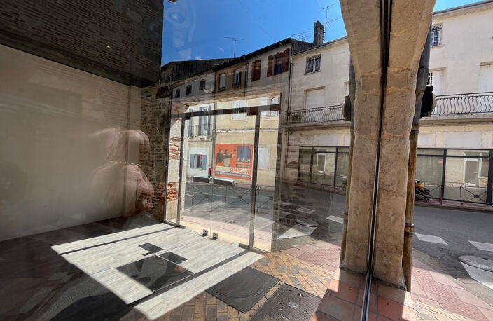 Villeneuve sur Lot, rive gauche, dans une rue proche du centre ville, en ANGLE, local commercial de 35 m², lumineux. Première pièce d'accueil de 24 m², bureau avec fenêtre de 8 m², WC. Les informations sur les risques auxquels ce bien est exposé sont disp — photo 2
