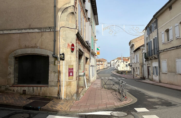 Villeneuve sur Lot, rive gauche, dans une rue proche du centre ville, en ANGLE, local commercial de 35 m², lumineux. Première pièce d'accueil de 24 m², bureau avec fenêtre de 8 m², WC. Les informations sur les risques auxquels ce bien est exposé sont disp — photo 3