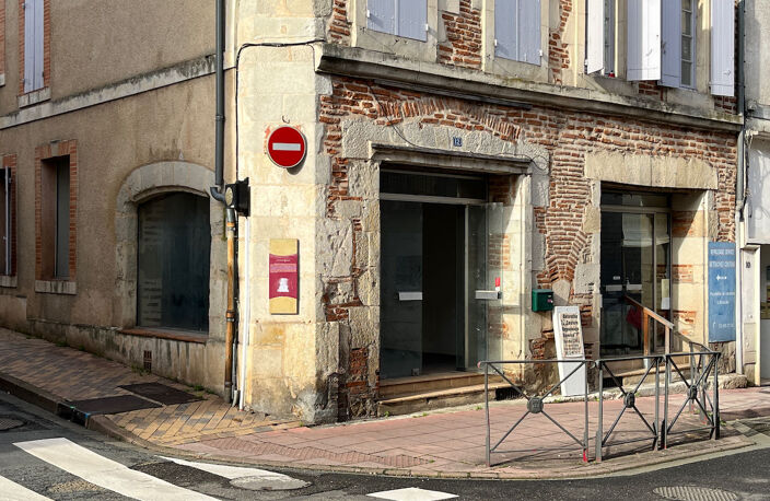 Villeneuve sur Lot, rive gauche, dans une rue proche du centre ville, en ANGLE, local commercial de 35 m², lumineux. Première pièce d'accueil de 24 m², bureau avec fenêtre de 8 m², WC. Les informations sur les risques auxquels ce bien est exposé sont disp — photo 4