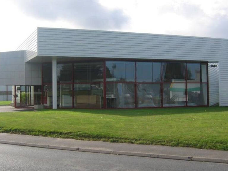 22 - LANNION ZONE COMMERCIALE - BATIMENT DE 431 M² DISPONIBLE — photo 1