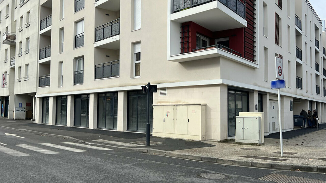 commerce  pièces 199 m2 à louer à Joué-Lès-Tours (37300)