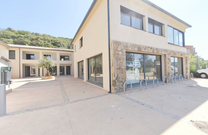 FRAIS DE NOTAIRE OFFERTS ! MURS COMMERCIAUX En première ligne - LOT 1 -  PORTICCIO — photo 2
