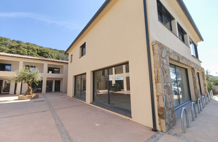 FRAIS DE NOTAIRE OFFERTS ! MURS COMMERCIAUX En première ligne - LOT 1 -  PORTICCIO — photo 4