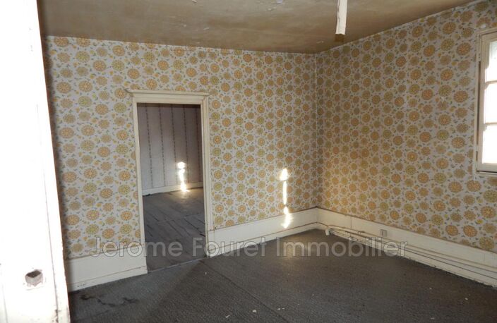 Maison en pierres sur 3 niveaux à rénover — photo 2