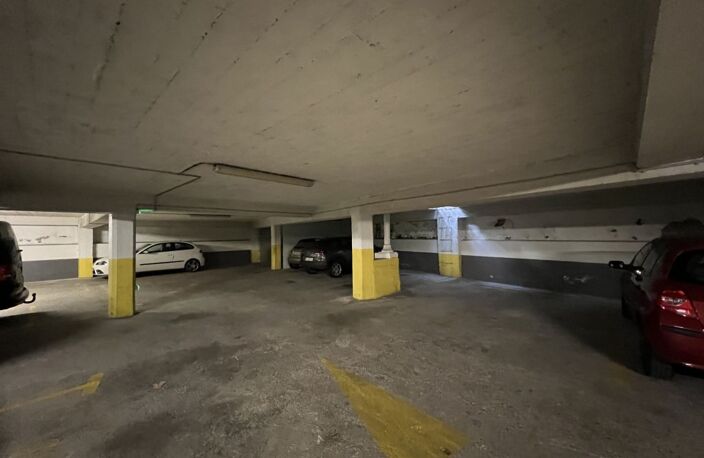 PARKING - METRO GARIBALDI — photo 2