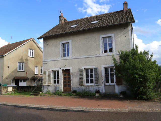 Petit immeuble rénové à vendre en centre bourg — photo du bien