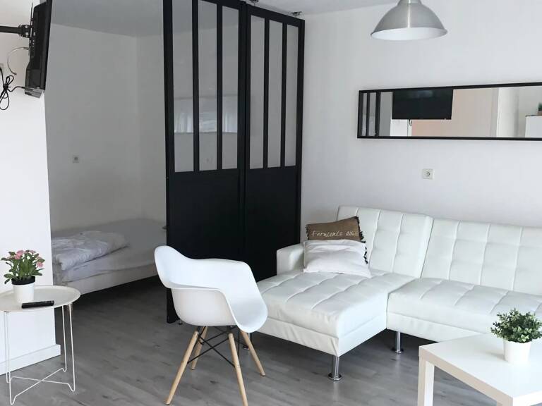 CHARMANT STUDIO MEUBLEE  AVEC BALCON - MACON — photo 1