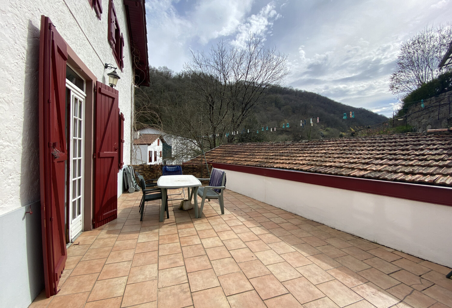 A la frontière espagnole, spacieuse maison en bourg de village. — photo 1