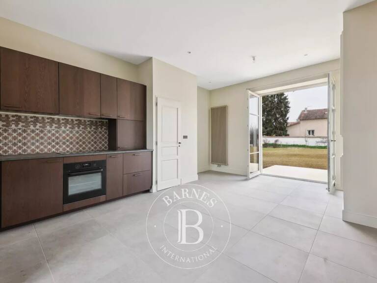 Chaponnay - Maison de caractère rénovée de 167,84 m² - Terrasse - Jardin arboré - Garage double - 4 Chambres — photo 1