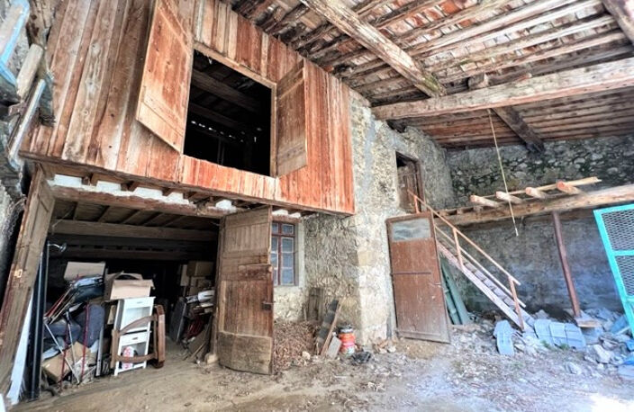 Grange 300m² à aménager, potentiel superbe habitation de caractère — photo 2