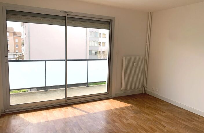 T3 LUMINEUX AVEC BALCON A BOURG-EN-BRESSE — photo 2