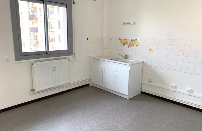 T3 LUMINEUX AVEC BALCON A BOURG-EN-BRESSE — photo 3