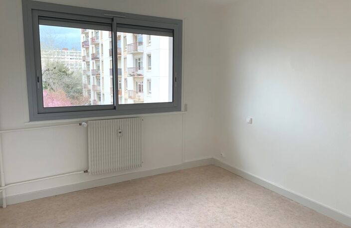 T3 LUMINEUX AVEC BALCON A BOURG-EN-BRESSE — photo 5