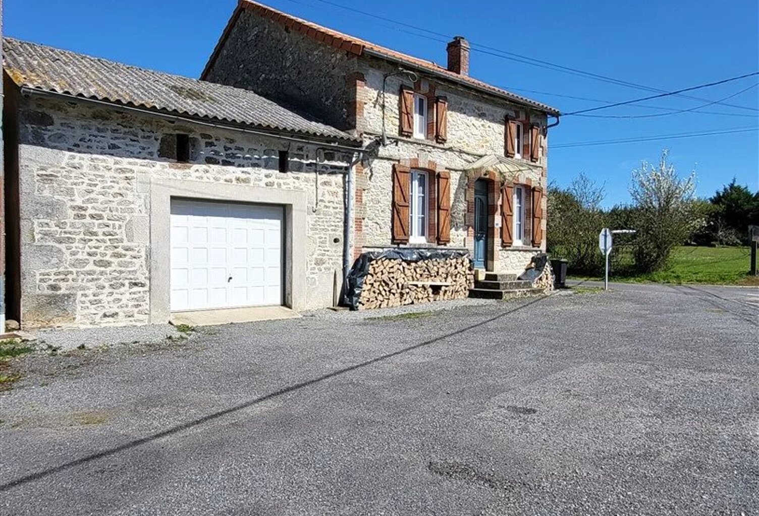 Maison rénovée avec 3 chambres à vendre à Bussière Poitevine — photo 1