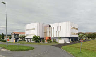 Commerce  1627 m² à louer à Saintes (17100)