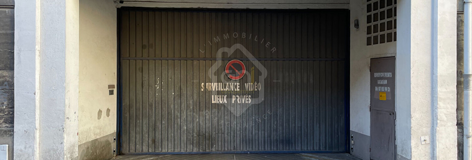 Garage   m² à louer à Nîmes (30900)