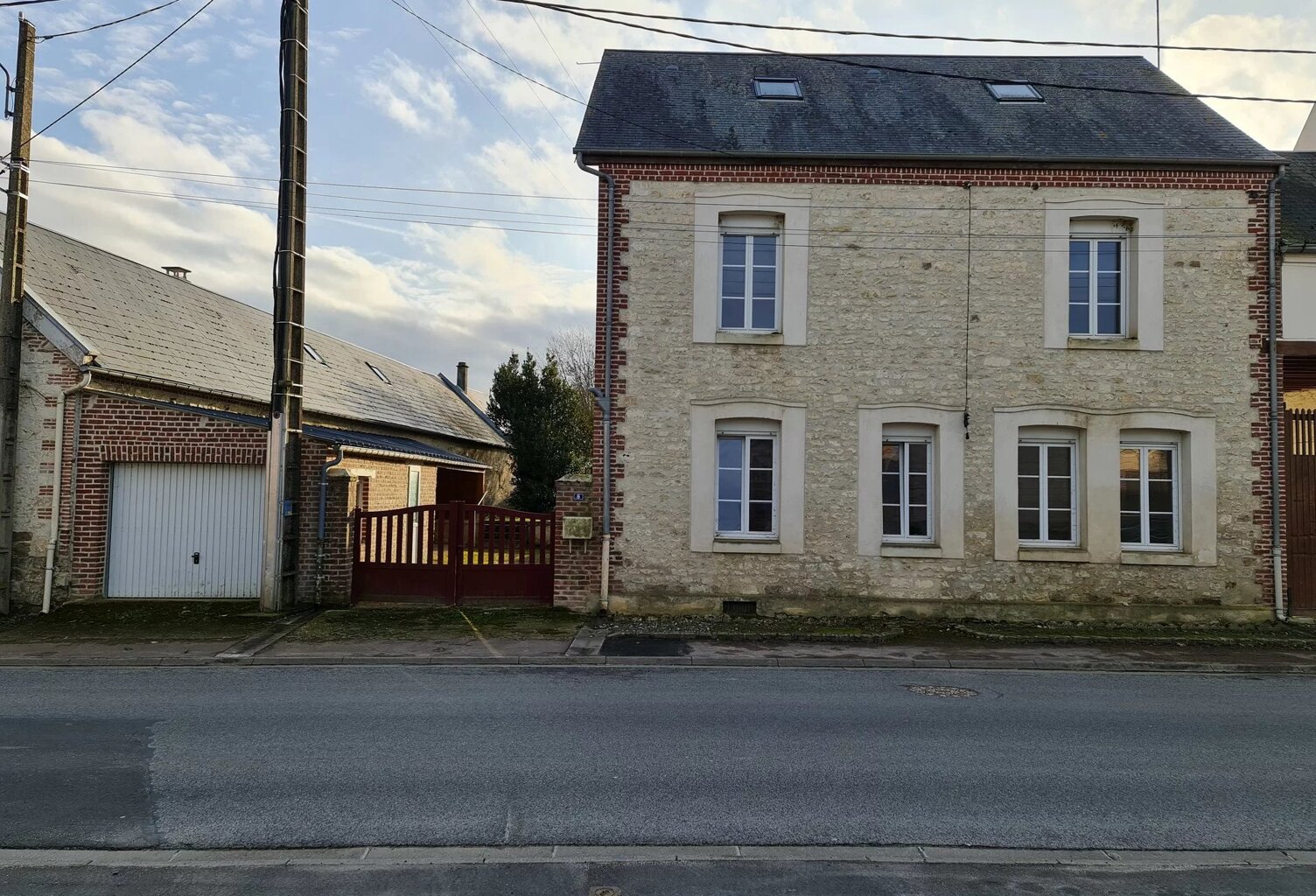 MAISON EN PIERRE PROCHE CHAMBRY — photo 1
