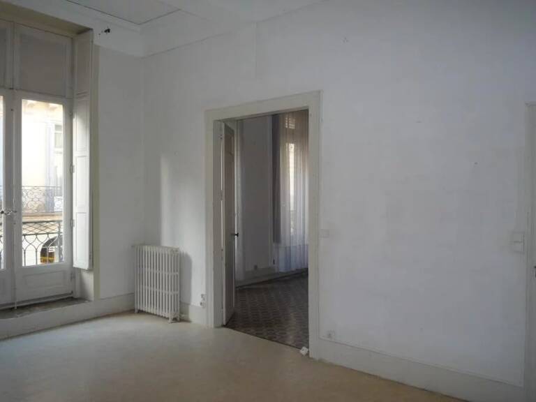 Dans immeuble ancien en plein centre ville, bel appartementde 104 m2 composé d'une entrée sous verrière ... — photo 1