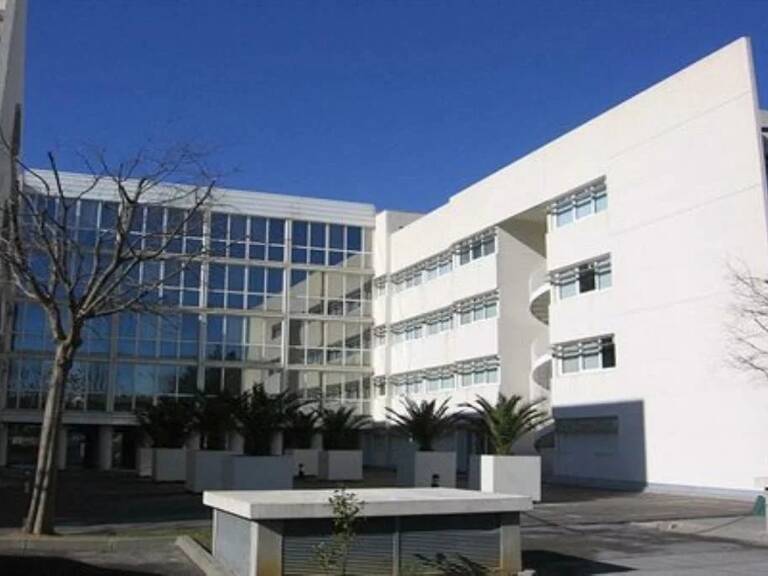 Quartier ARCEAUX, dans résidence sécurisée, au 1er étage,studio de 20 m2  meublé, kitchenette équipée ... — photo 1