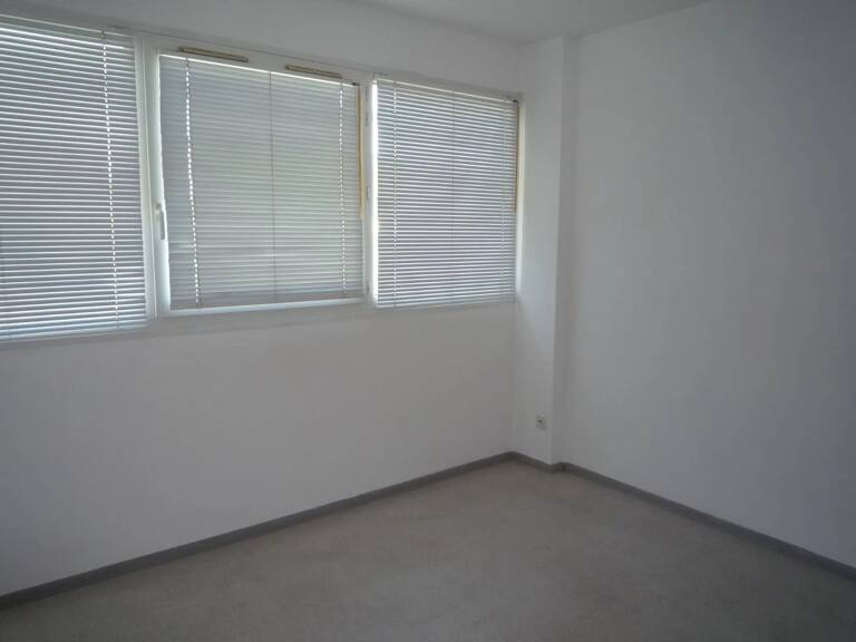 QUARTIER ARCEAUX  STUDIO  NON MEUBLE  de 19m2 — photo 1