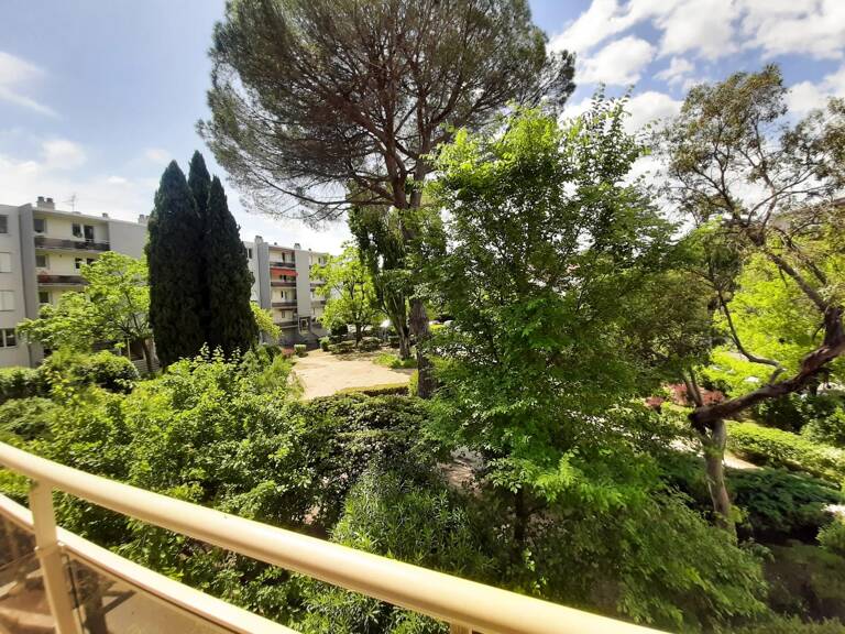 Charmant T2 2 balcons vue jardin à rénover avec parking,+ cave. — photo 1