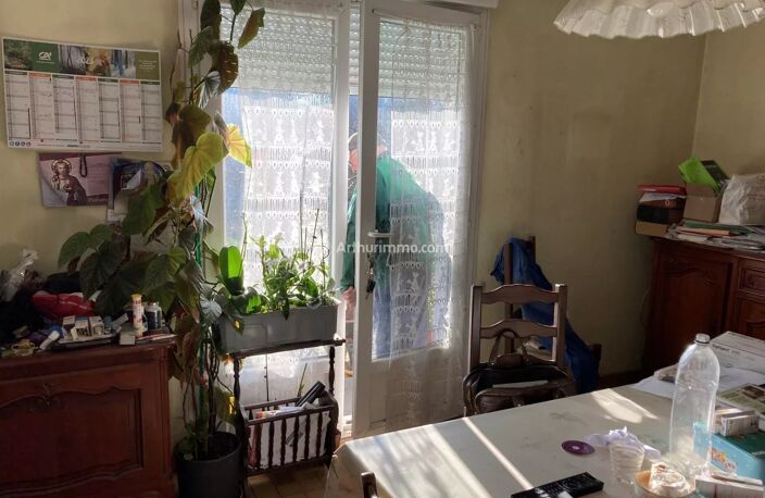 PRE EN PAIL - MAISON PAVILLON - ANNEE 70 - TYPE T3 - 2 CHAMBRES - 71 M² - TERRAIN DE 26000 M² — photo 5