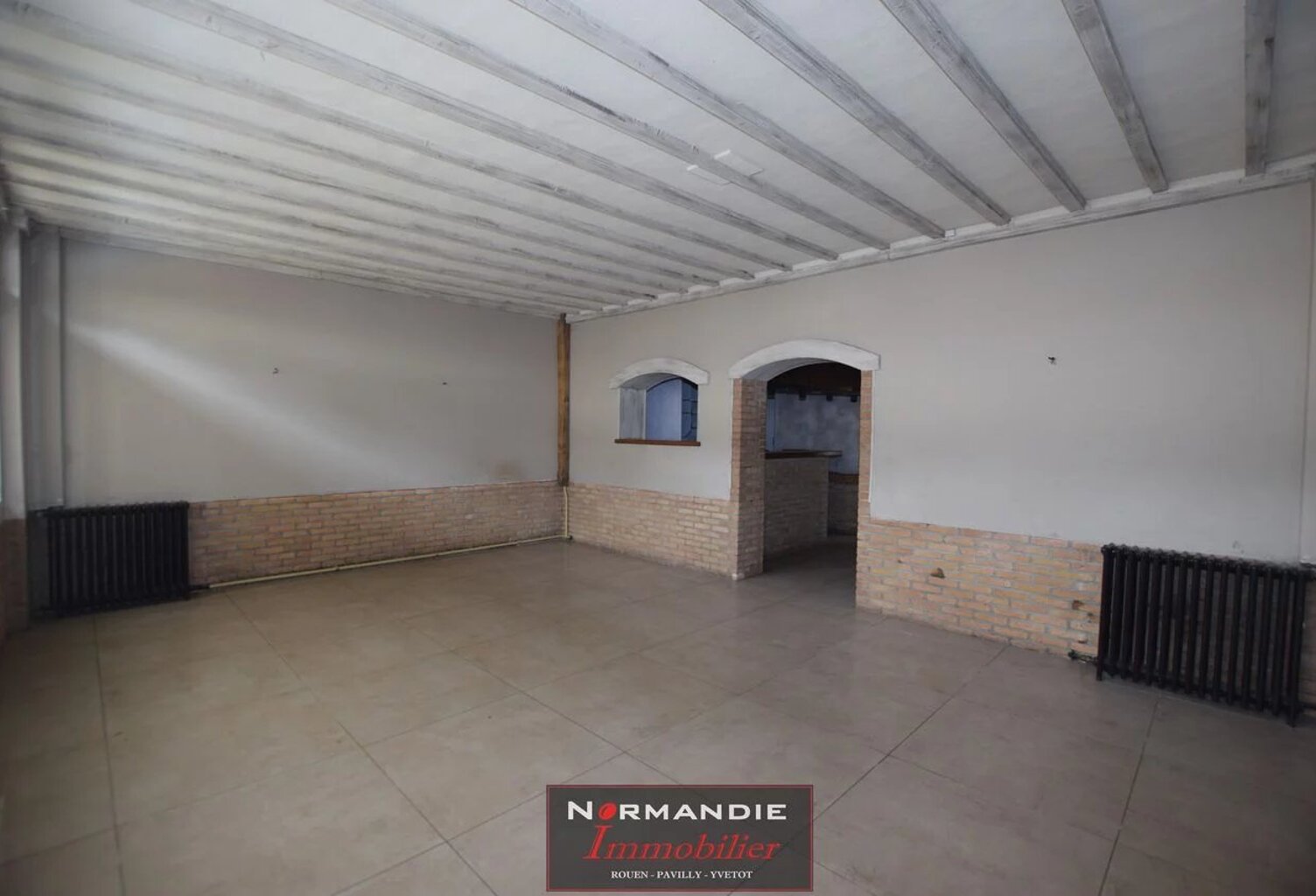 Immeuble comprenant un local commercial avec cour extérieure plu — photo 1