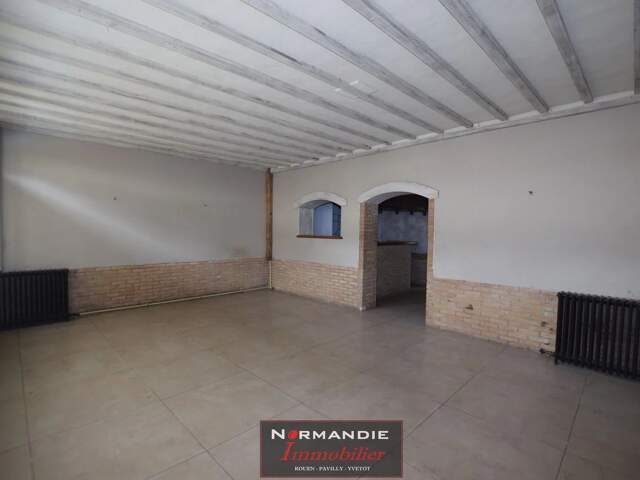 Immeuble comprenant un local commercial avec cour extérieure plu — photo du bien