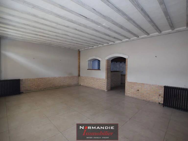 Immeuble comprenant un local commercial avec cour extérieure plu — photo 1