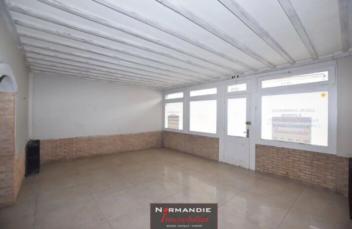 Immeuble comprenant un local commercial avec cour extérieure plu — photo 2