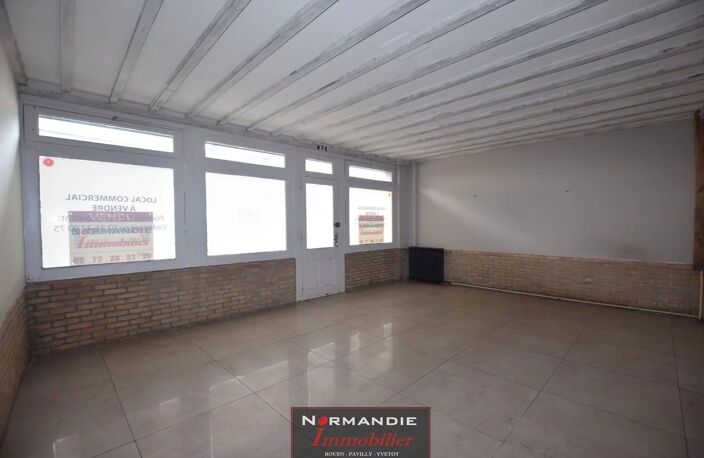 Immeuble comprenant un local commercial avec cour extérieure plu — photo 3