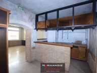 Immeuble comprenant un local commercial avec cour extérieure plu — photo 4