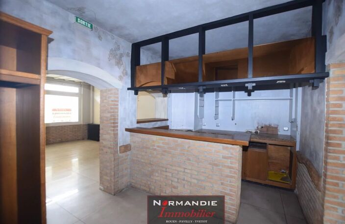 Immeuble comprenant un local commercial avec cour extérieure plu — photo 4