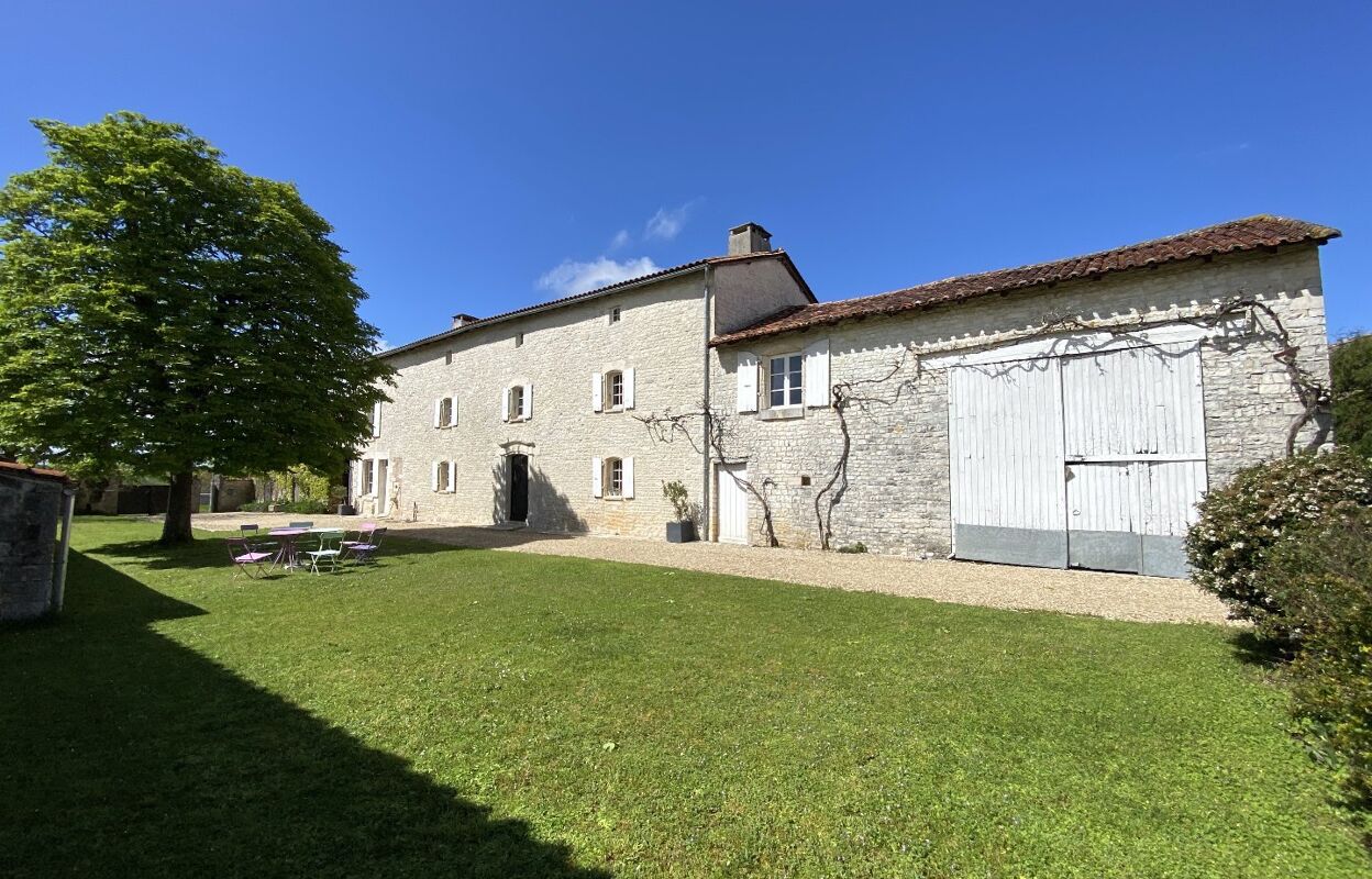 maison 7 pièces 230 m2 à vendre à Saint-Angeau (16230)