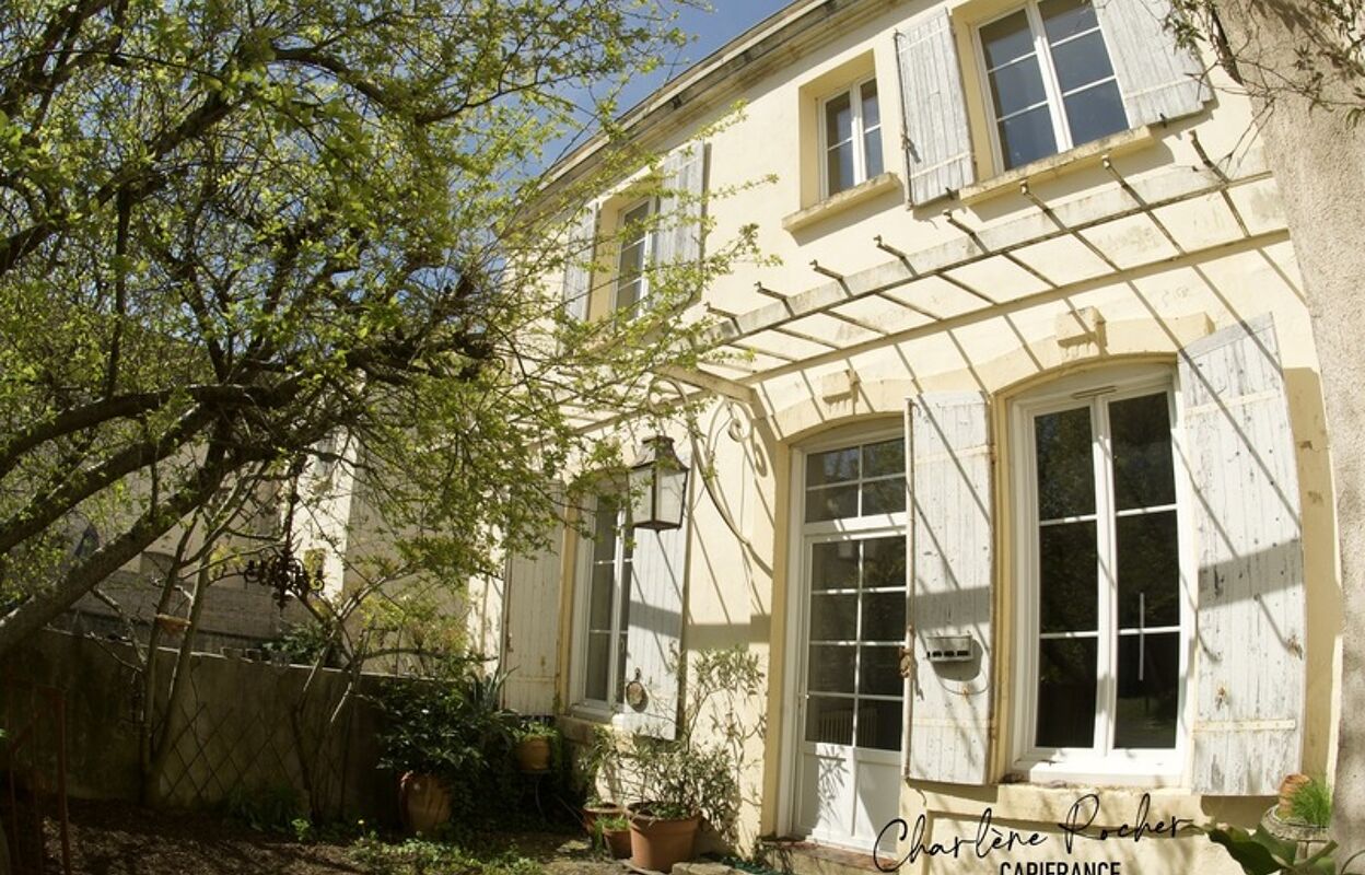 maison 7 pièces 965 m2 à vendre à Saint-Jean-d'Angély (17400)