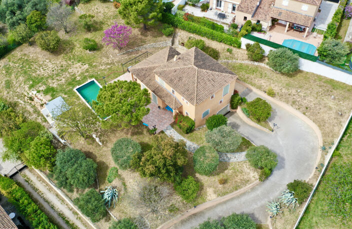 VUE ET TERRAIN A COUPER LE SOUFFLE POUR CETTE VILLA — photo 2