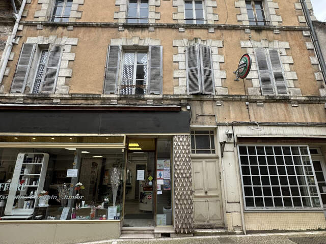 Immeuble de 3 appartements + 2 locaux commerciaux — photo du bien