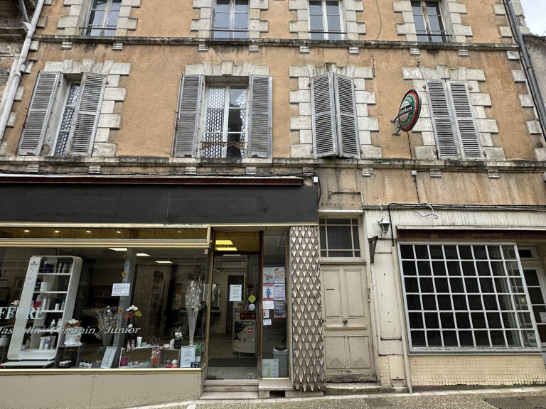 Immeuble de 3 appartements + 2 locaux commerciaux — photo 1