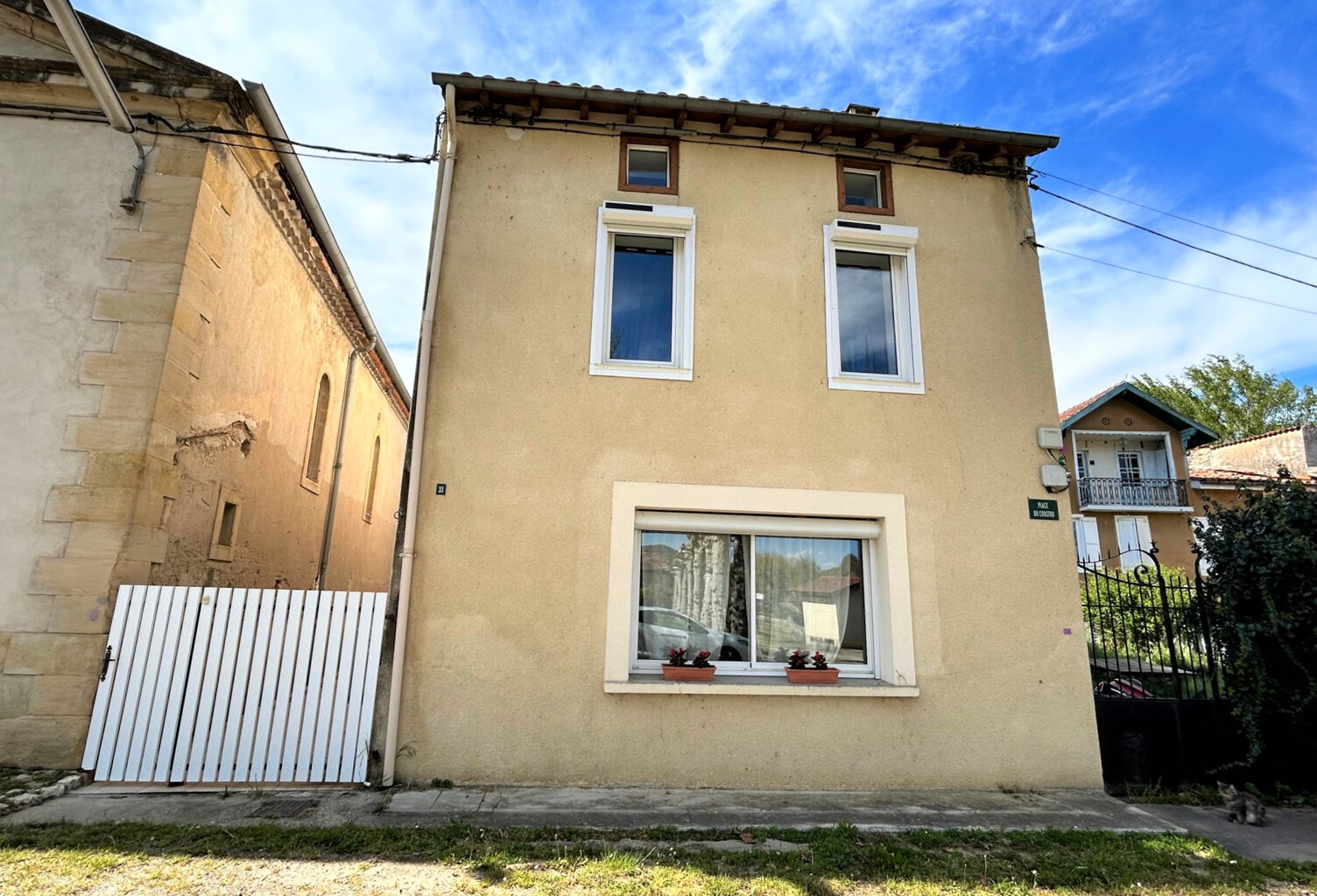 Maison de village 180m² avec grange aménagée, garage, piscine et jardin — photo 1