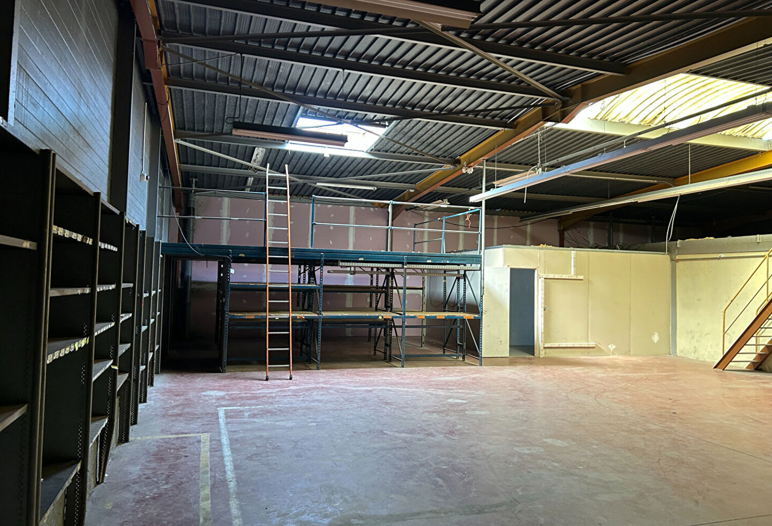 Local d'activité  310 m2 — photo 1