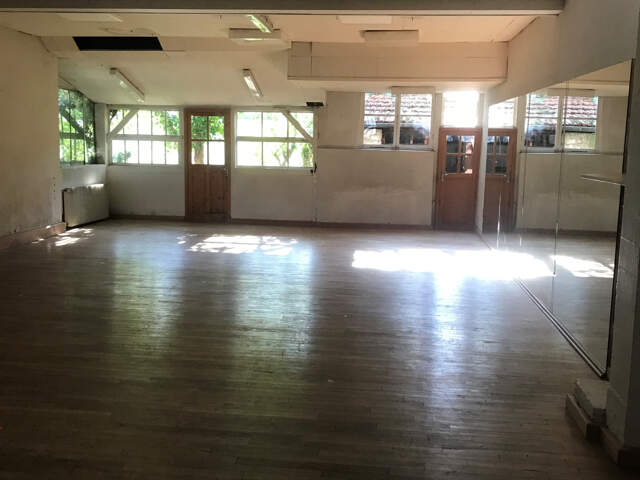 Proche centre en RDC, ancienne salle de danse d'environ 130m — photo du bien