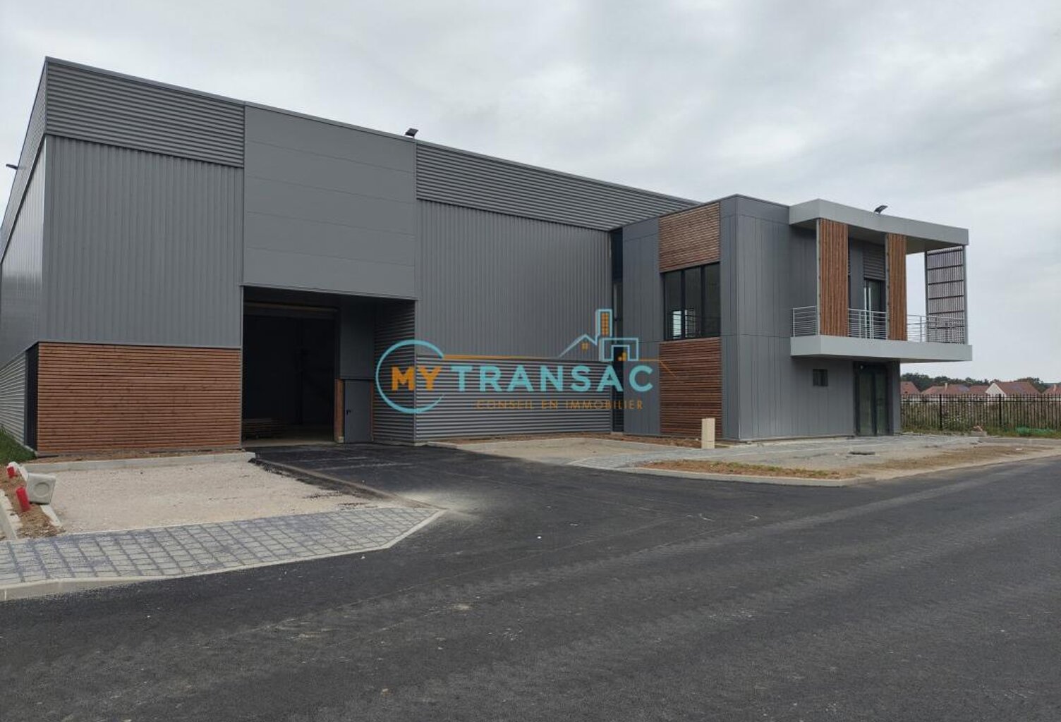 A LOUER dans un parc moderne 7 bâtiments indépendants neufs d'activités et bureaux de 718 à 918 m² à CHANTELOUP-EN-BRIE — photo 1