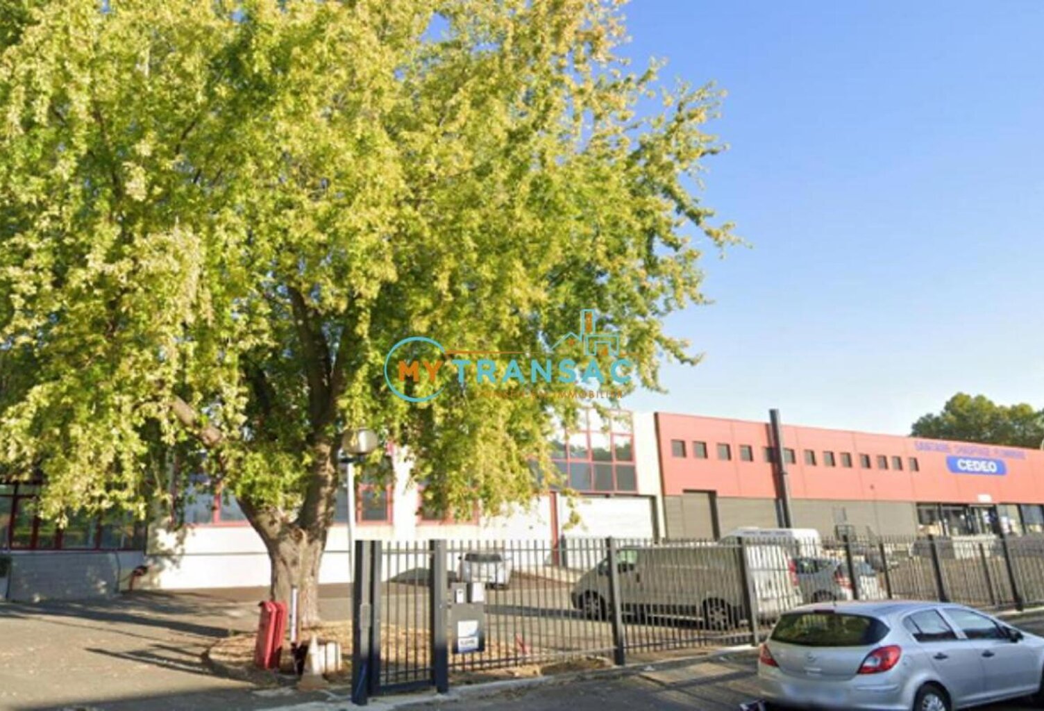 My Transac vous propose à la location des locaux d'activités avec plusieurs possibilités deux surfaces de 500m² et de 810m² soit 1 810m² au total situé à la Z.I. Les Petites Haies à Créteil — photo 1